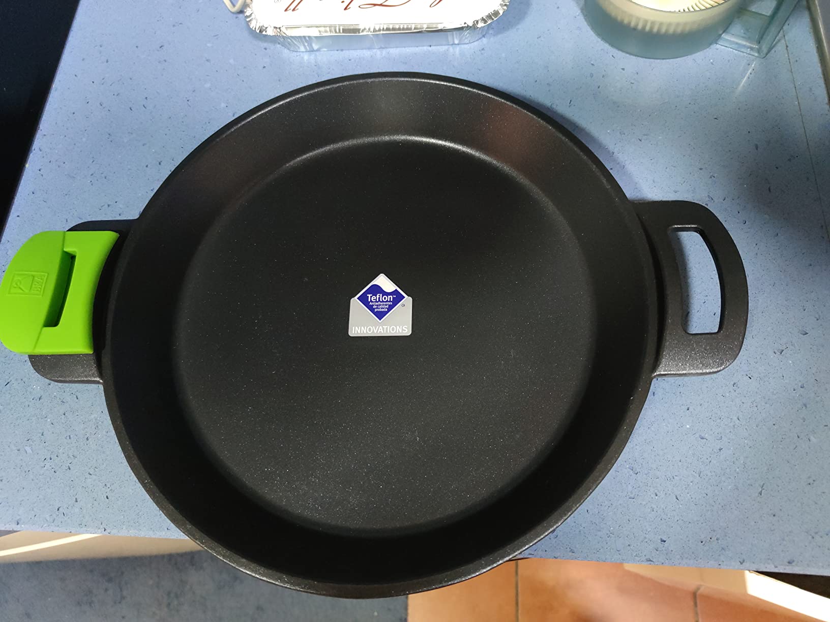Muy práctica con las asas extraíbles