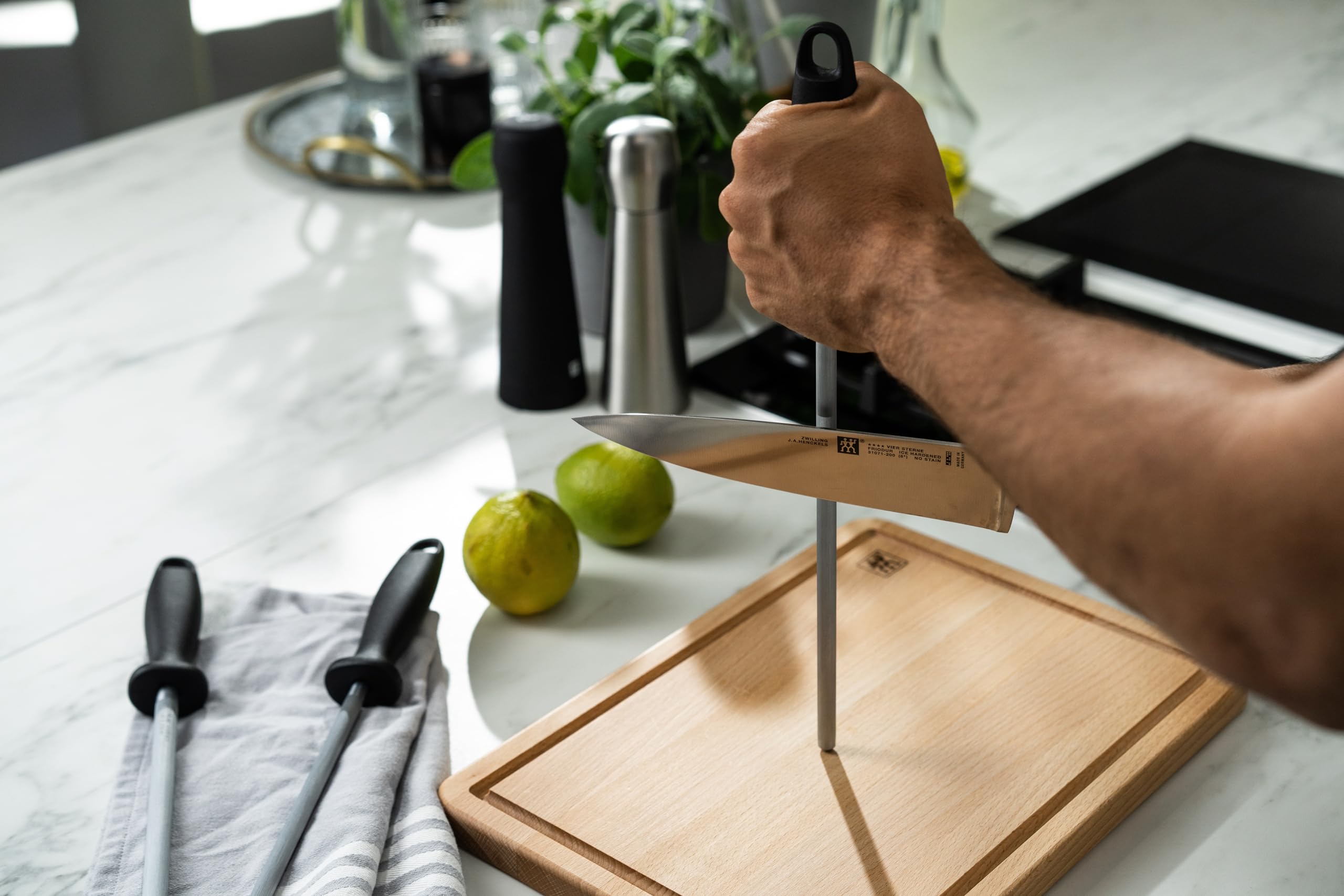 zwilling-barra-de-afilado-cromada-23-cm-chaira-ovalada-con-mango-ergon-mico-y-la image 3