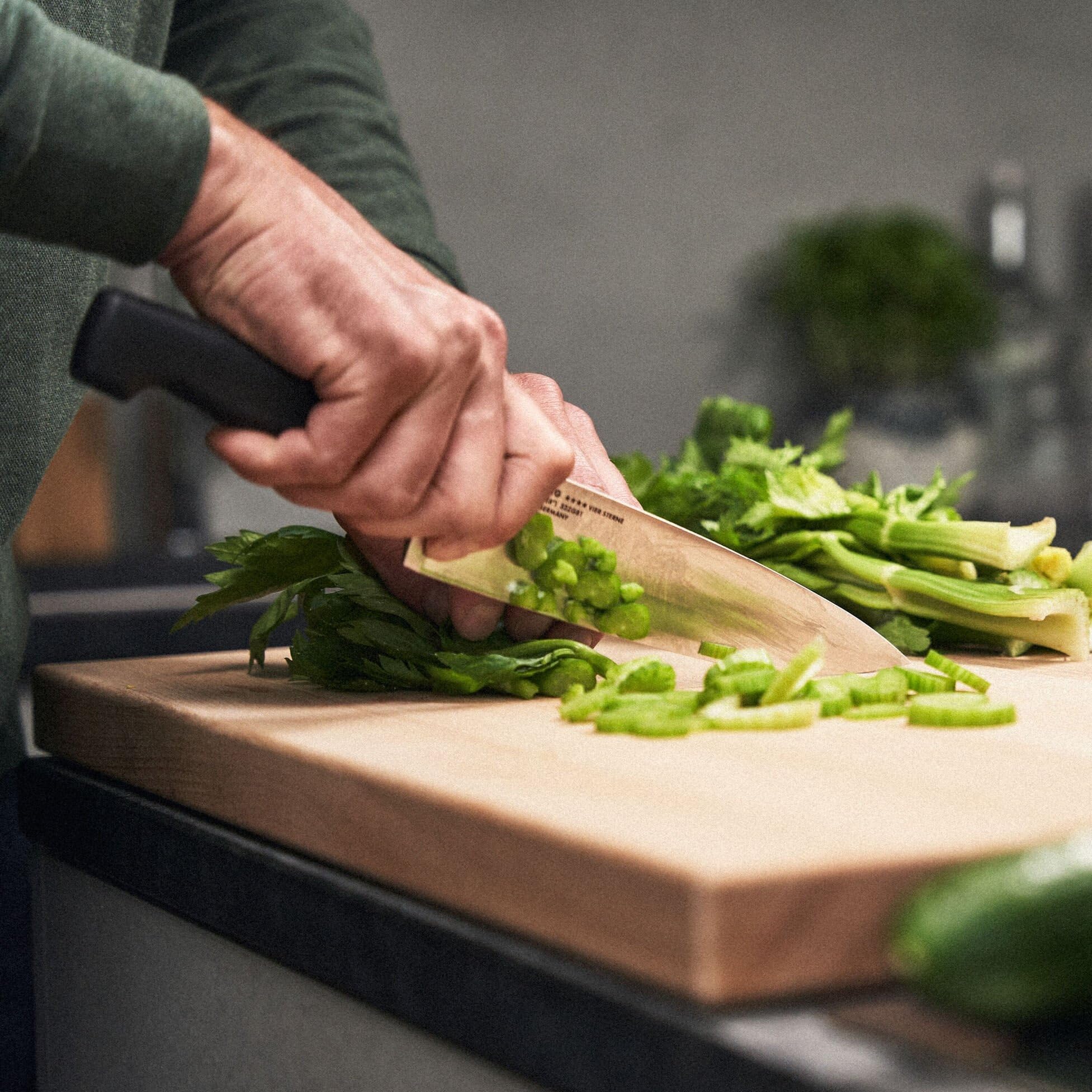 zwilling-four-star-cuchillo-de-chef-20-cm-acero-especial-inoxidable-friodur-forj image 5