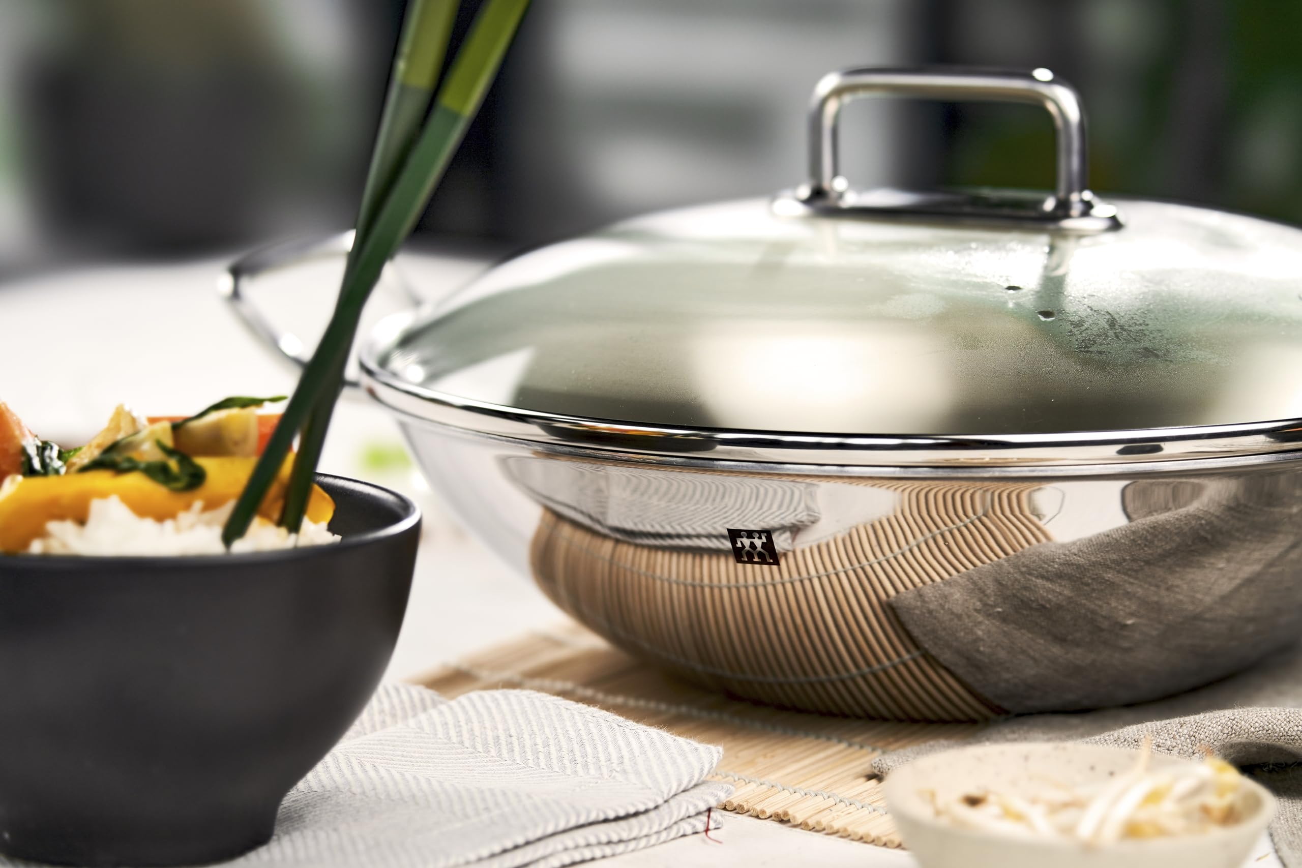 zwilling-plus-wok-acero-inoxidable-18-10-32-cm-con-tapa-de-vidrio-y-rejilla-apto image 6