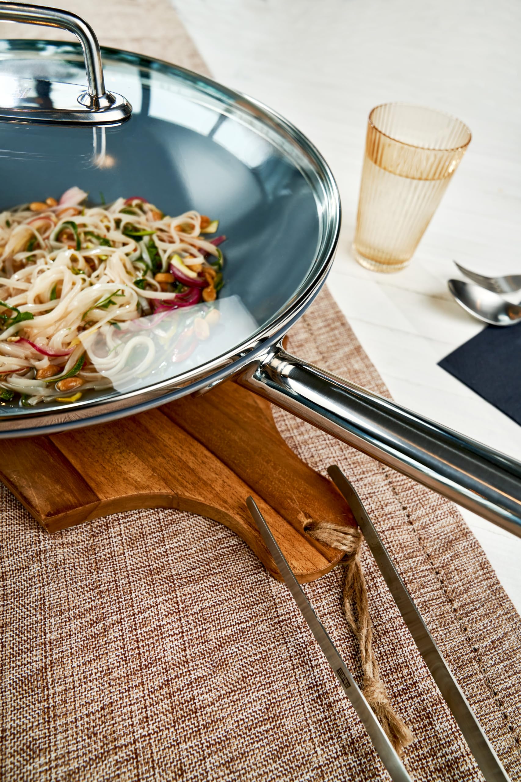 zwilling-wok-plus-32-cm-con-tapa-de-vidrio-y-rejilla-extra-ble-acero-inoxidable- image 5