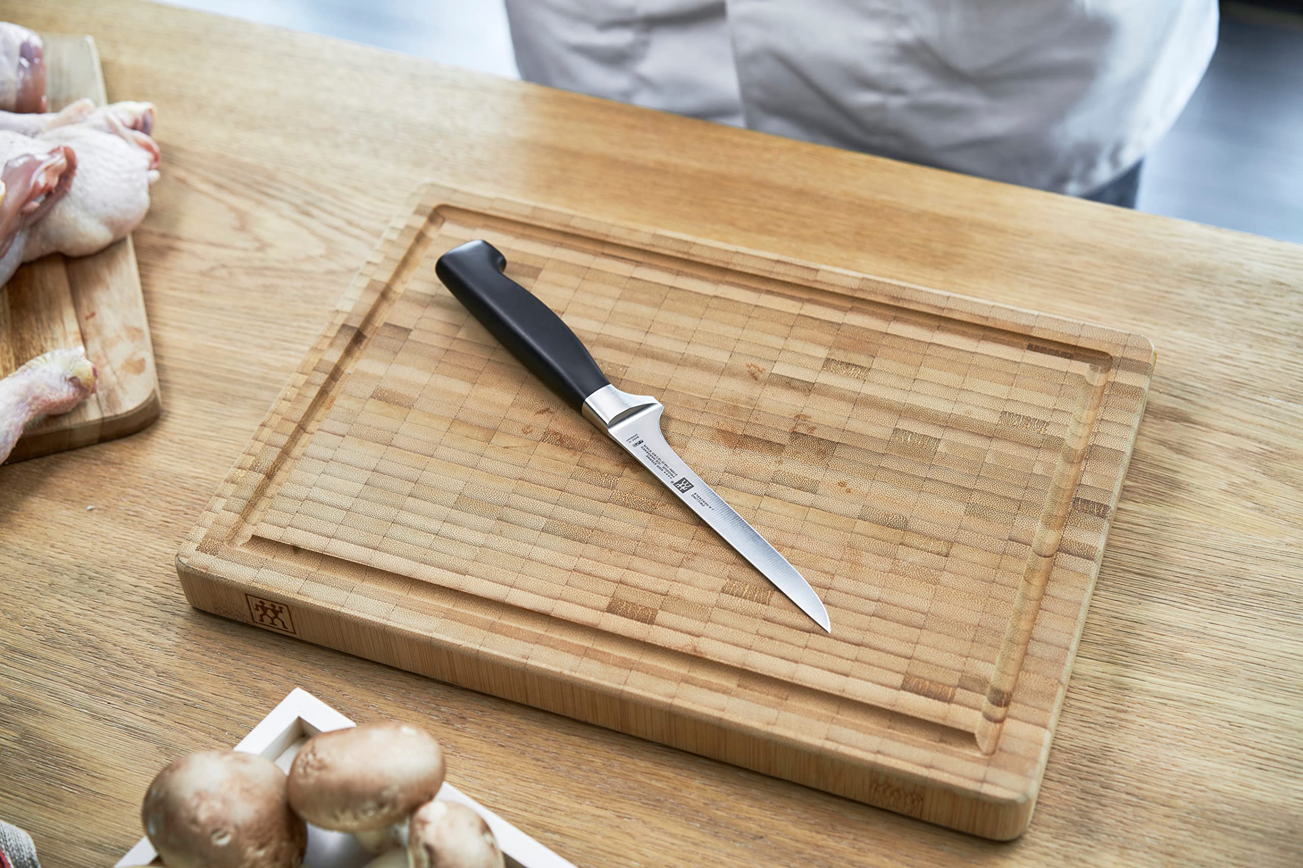 zwilling-four-star-cuchillo-para-deshuesar-de-acero-inoxidable-forjado image 2