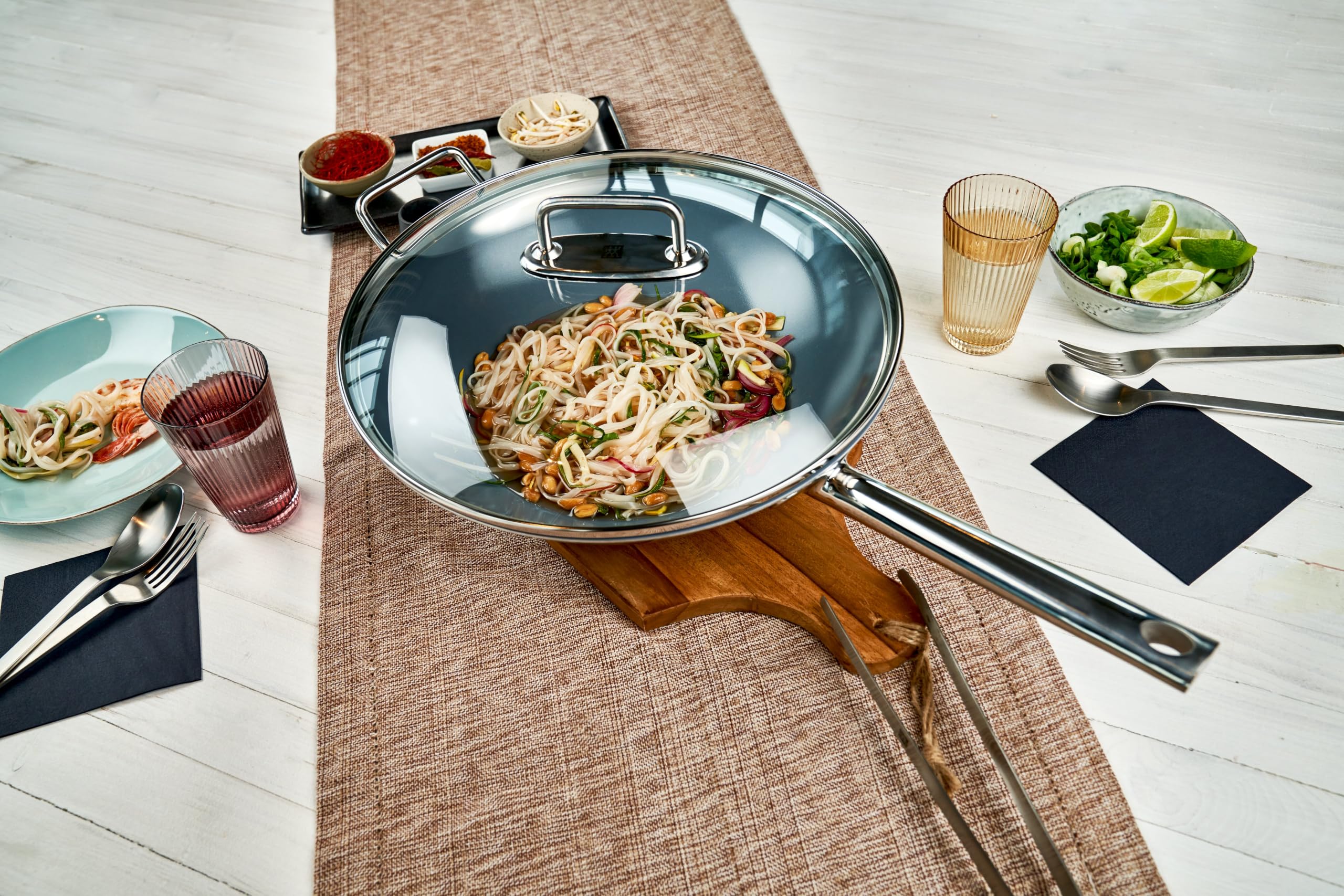 zwilling-wok-plus-32-cm-con-tapa-de-vidrio-y-rejilla-extra-ble-acero-inoxidable- image 4